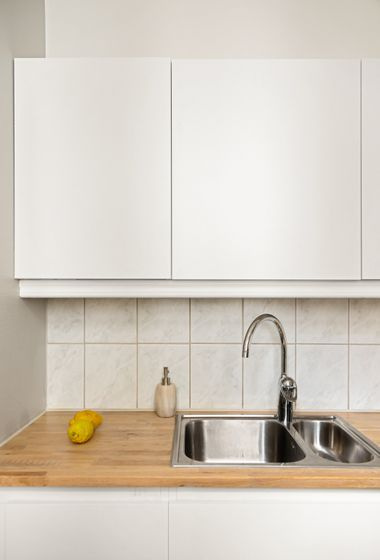 white shaker kitchen cabinets
