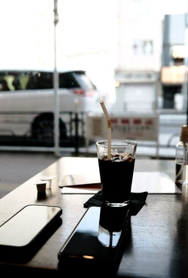 smartphone on a cafe table